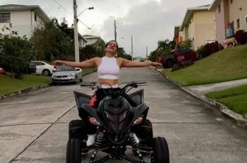 Rosalía conduce un tanque para programa de TV