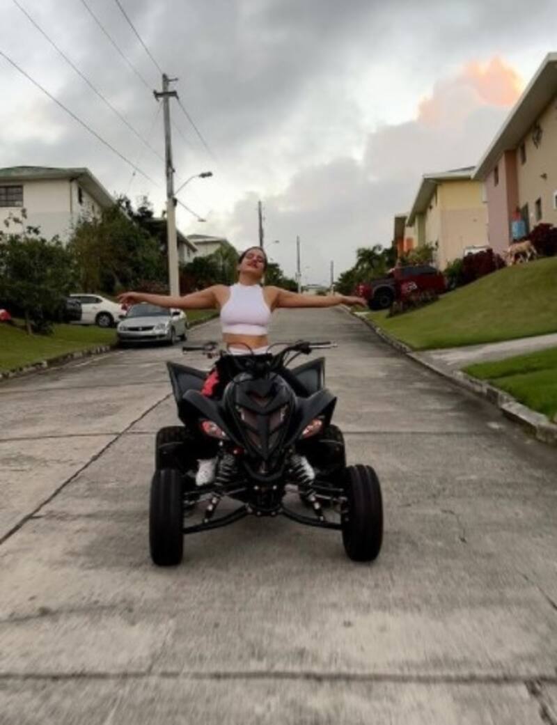 Rosalía conduce un tanque para programa de TV Rosalía cuatrimoto - Créditos: Instagram