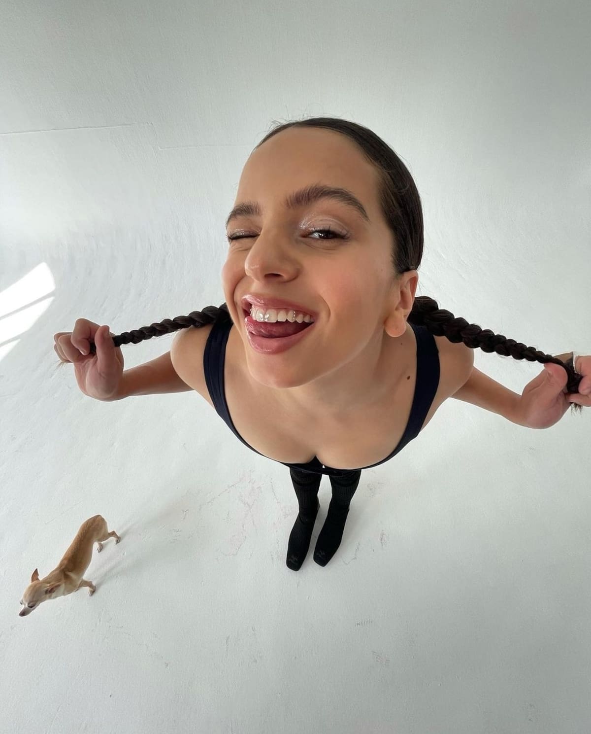 Rosalía muestra los accesorios que lleva en su bolsa y sorprende por ser cosas inusuales - Créditos: Instagram