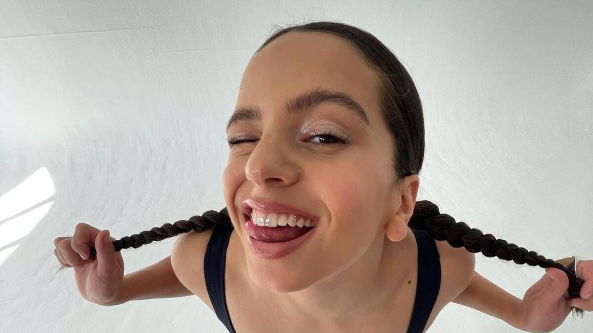 Rosalía impresiona por las inusuales cosas que lleva en el casco que usa como bolsa