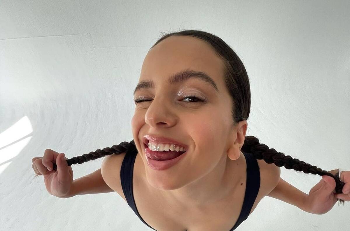 Rosalía impresiona por las inusuales cosas que lleva en el casco que usa como bolsa