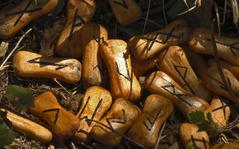 Runas en madera En la imagen aparece un juego de runas talladas en madera, apoyadas sobre la tierra | Alex V | Pixabay - Créditos: Alex V | Pixabay