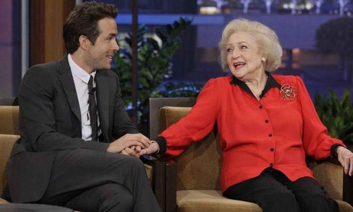 Ryan Reynolds y Betty White fueron parte del filme ‘La propuesta’ - Créditos: Instagram Best Trivia Ever