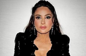 Salma Hayek a los 56: sin botox y radiante gracias a la meditación y las máquinas de frecuencia