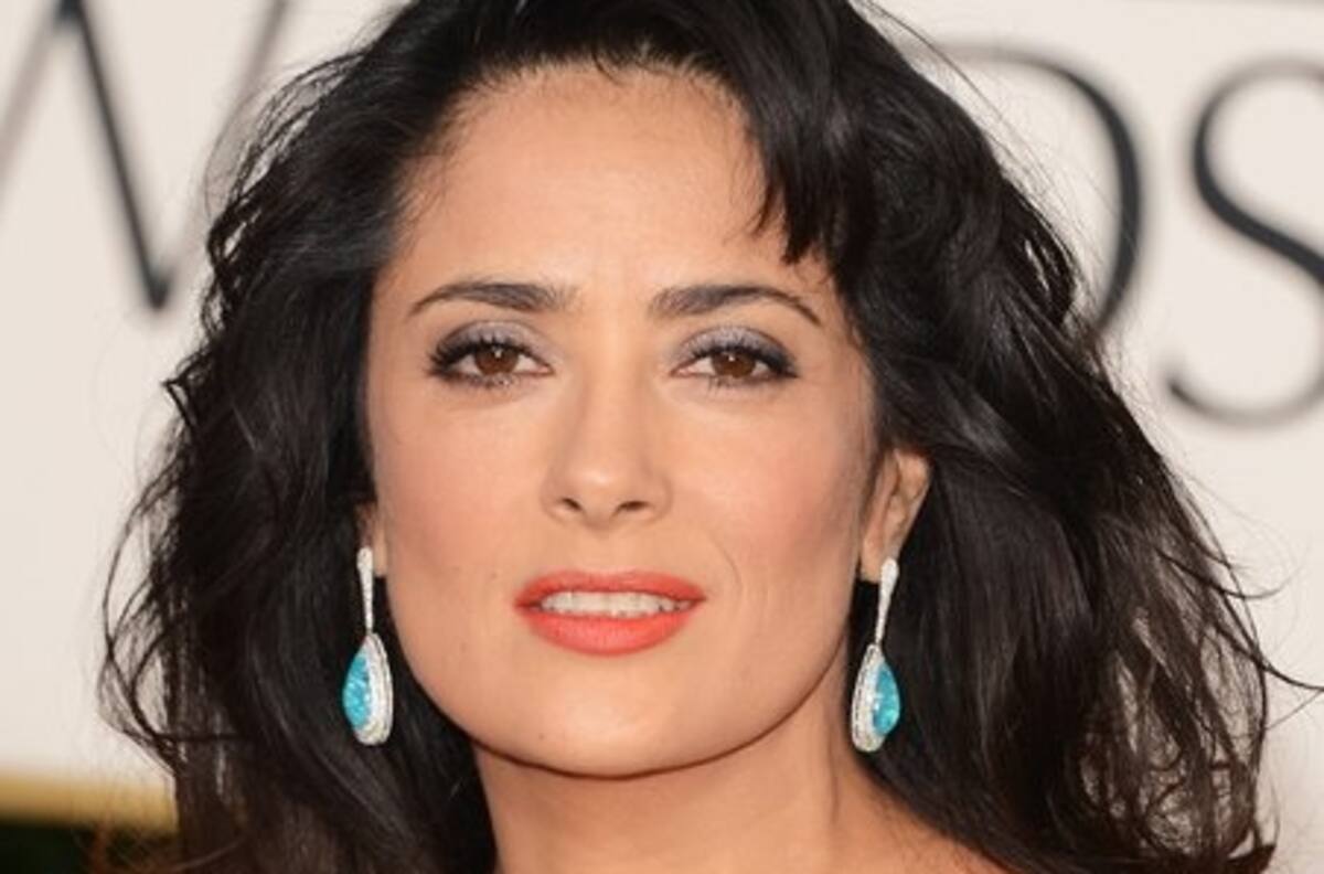 Salma Hayek le da pizza a un mapache salvaje sin saber el riesgo que corre