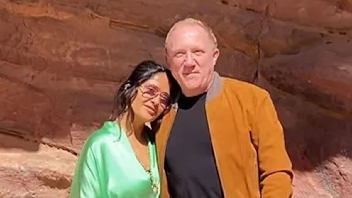 Salma Hayek cambia su romántico viaje en Jordania para recoger basura en el océano