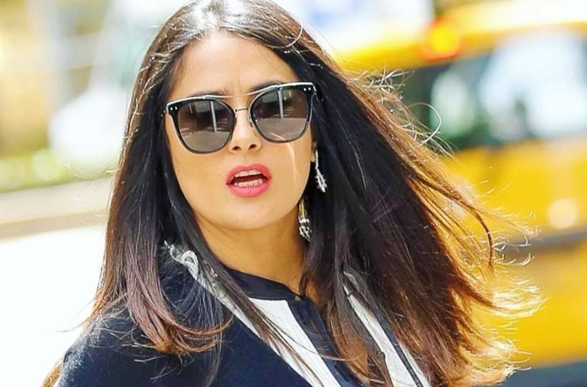 Salma Hayek celebra su nuevo año en yate, bailando y con un figura esplendorosa