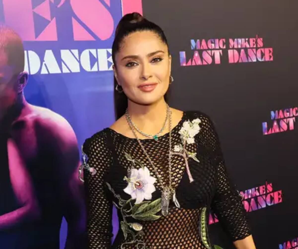 Salma Hayek demostró que no hay limite de edad para lucir un arriesgado vestido - Créditos: Instagram
