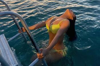 Salma Hayek derrocha sensualidad en atrevida sesión en el mar y con diminuto bikini
