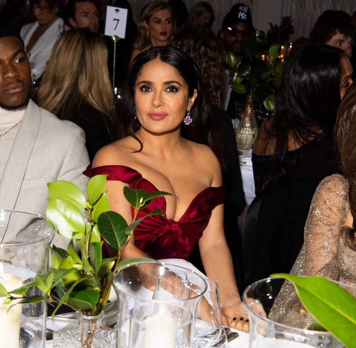 Salma Hayek luce impresionante vestido rojo en los premios GQ - Créditos: Instagram