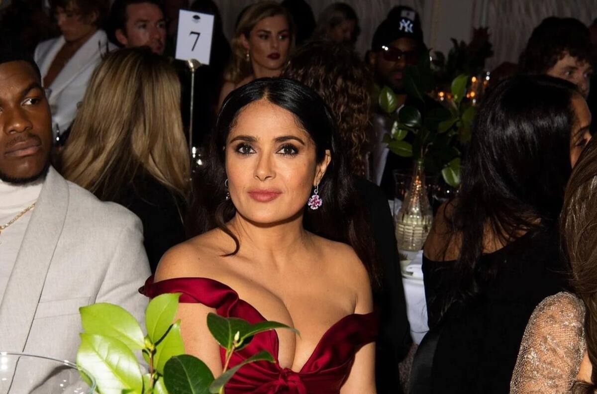 Salma Hayek presume espectacular vestido rojo de satín en los premios GQ