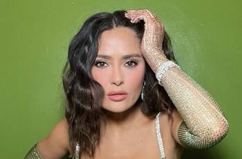 Salma Hayek presume su sofisticado vestido y lo cataloga como "obra de arte"