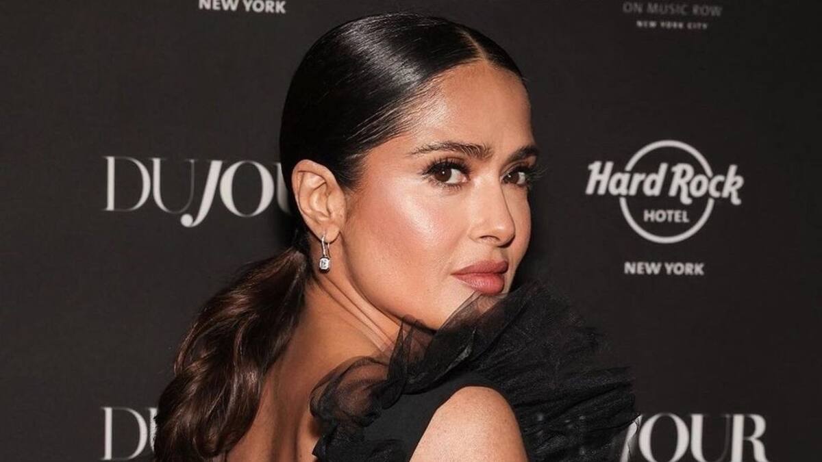 Salma Hayek debuta como DJ ataviada con un elegante vestido de noche