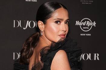 Salma Hayek debuta como DJ ataviada con un elegante vestido de noche