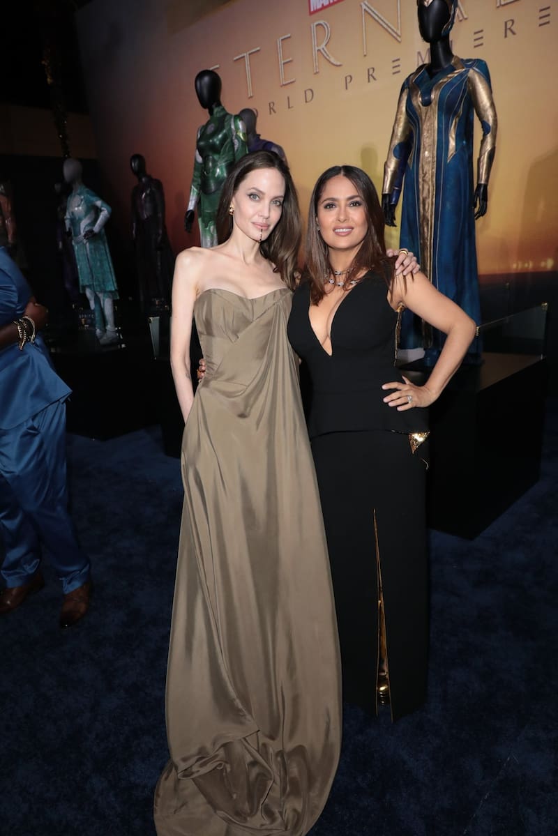 Salma Hayek y Angelina Jolie deslumbran en el estreno de “Eternals” - Créditos: Twitter : Universo Eternals