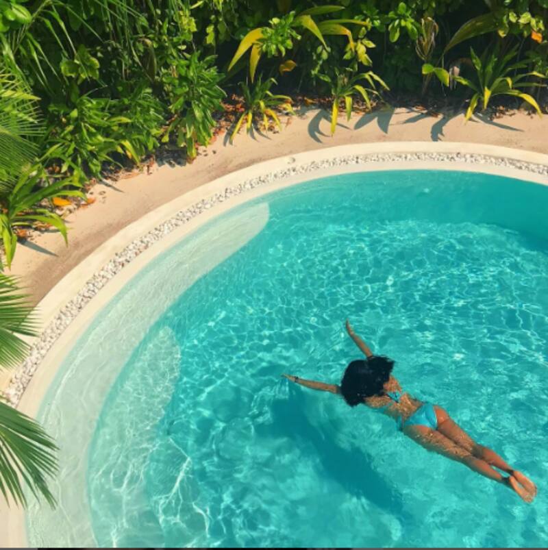 Salma sabe cómo impactar con sus looks en traje de baño - Créditos: Instagram