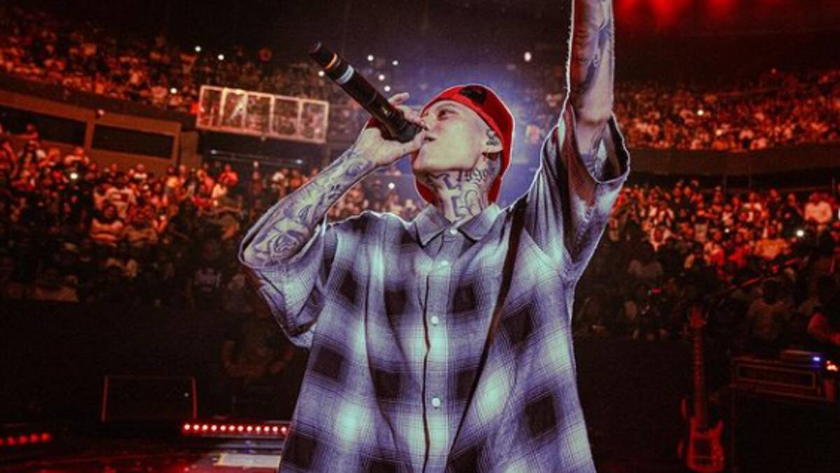 Entre lágrimas Santa Fe Klan confiesa en pleno concierto el duro problema familiar que lo hiere