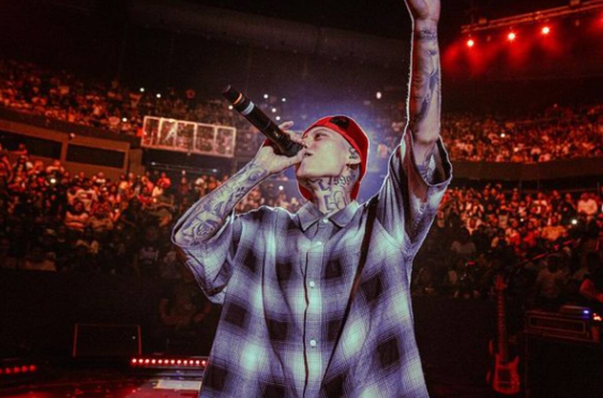 Entre lágrimas Santa Fe Klan confiesa en pleno concierto el duro problema familiar que lo hiere