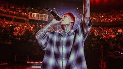 Entre lágrimas Santa Fe Klan confiesa en pleno concierto el duro problema familiar que lo hiere