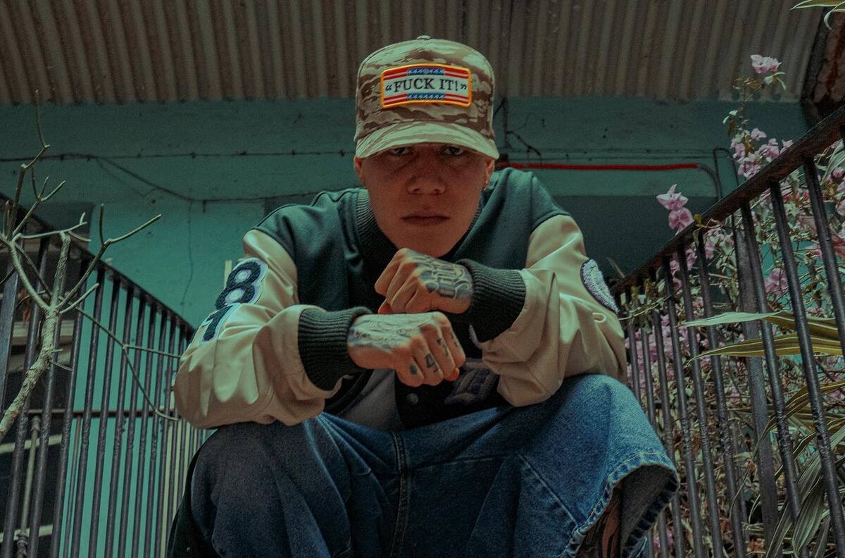 Santa Fe Klan estalla al recibir botellazo y reta al agresor a golpes