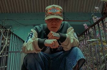 Santa Fe Klan estalla al recibir botellazo y reta al agresor a golpes