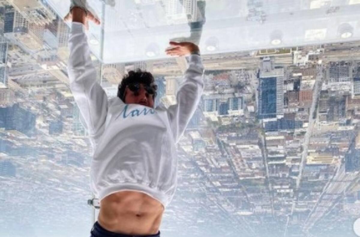 Sebastián Yatra exhibe notable progreso en su aprendizaje de yoga