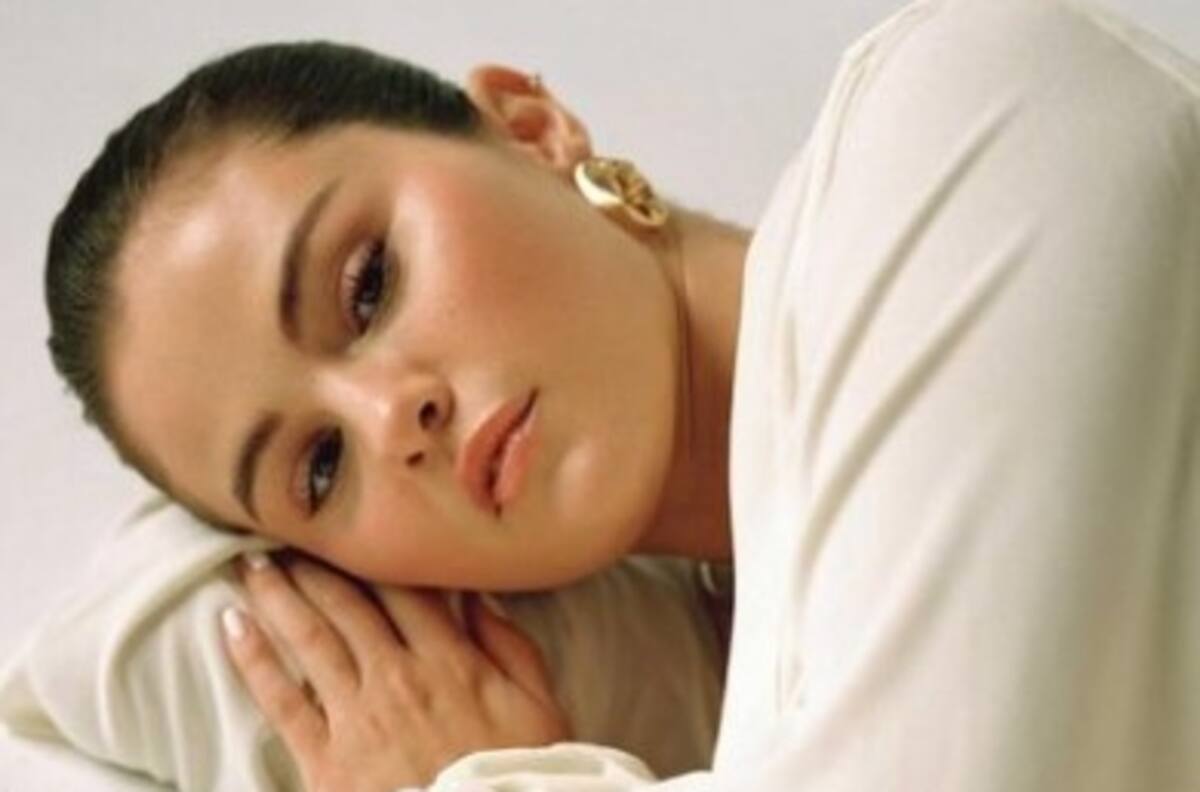 Selena Gomez destella con una imagen del pasado y noble dedicatoria a su amiga del alma