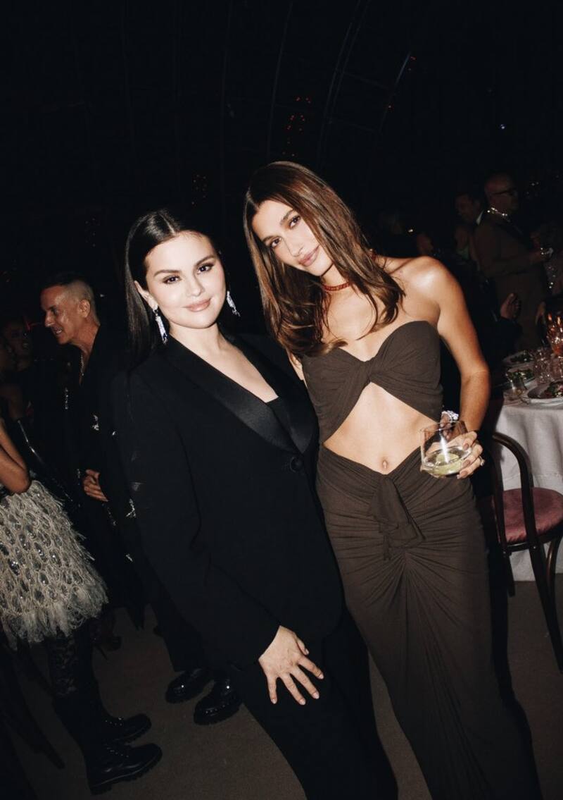 Selena Gomez y Hailey Bieber se encontraron en la Gala Anual del Museo de la Academia y compartieron un simpático momento. - Créditos: Instagram