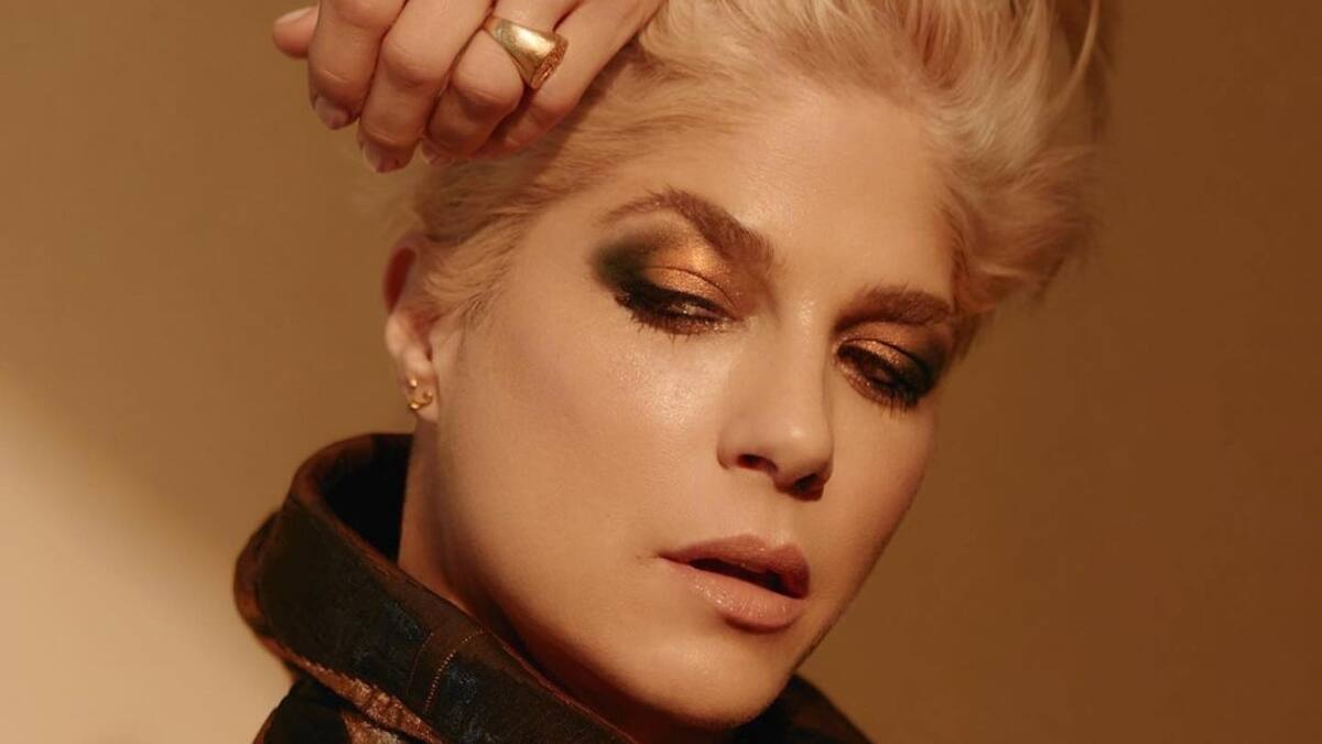 Selma Blair protagoniza campaña usando el accesorio más importante para su salud