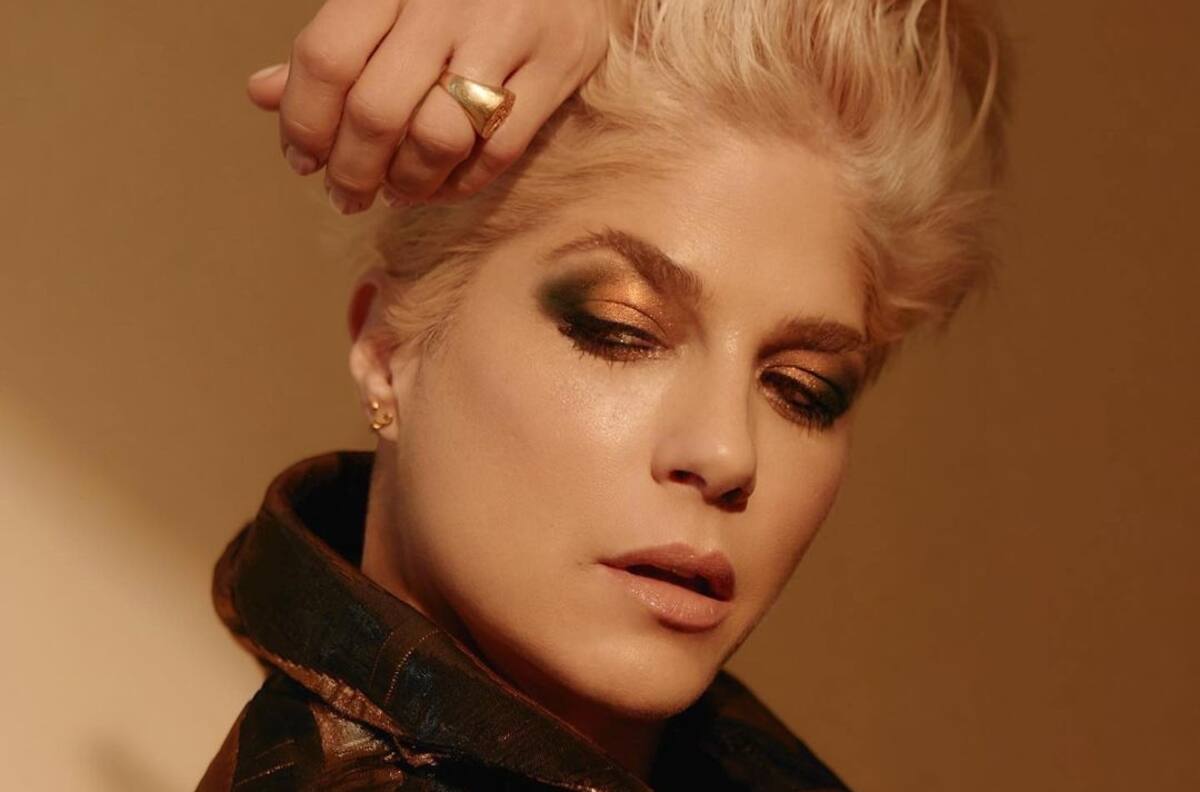 Selma Blair protagoniza campaña usando el accesorio más importante para su salud