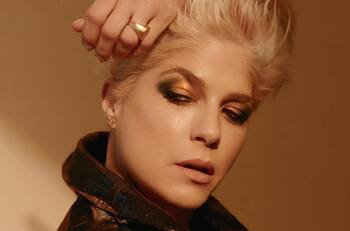 Selma Blair protagoniza campaña usando el accesorio más importante para su salud