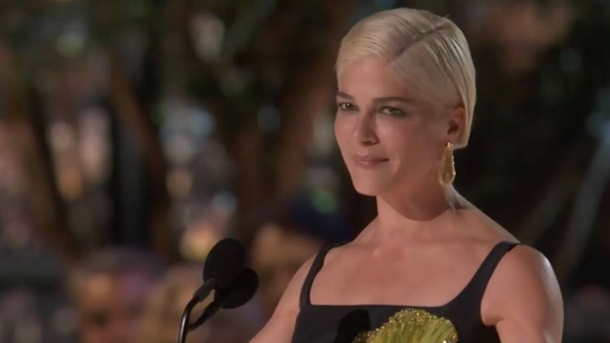 Selma Blair, diagnosticada con esclerosis múltiple, recibe ovación como presentadora en Emmy 2022