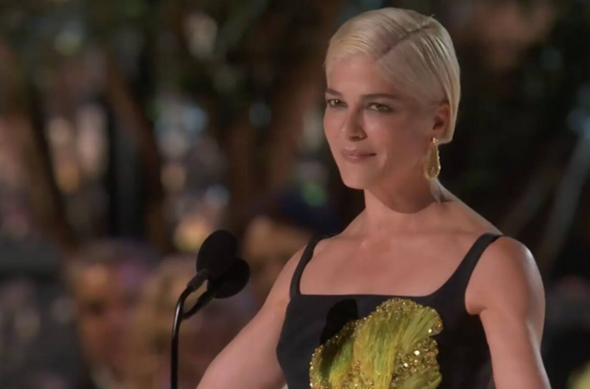 Selma Blair, diagnosticada con esclerosis múltiple, recibe ovación como presentadora en Emmy 2022