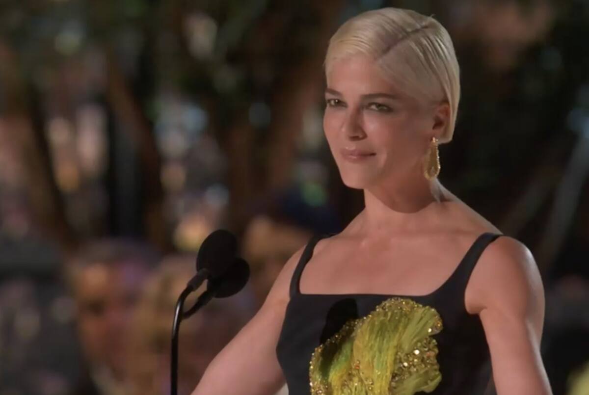 Selma Blair es ovacinada de pie en los Emmy 2022 - Créditos: TWITTER