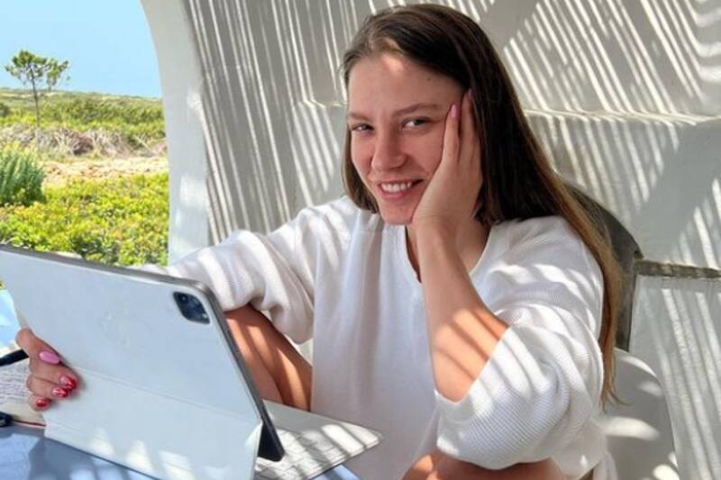 Serenay Sarikaya está gozando de sus vacaciones, pero no se ha marginado de sus redes sociales.