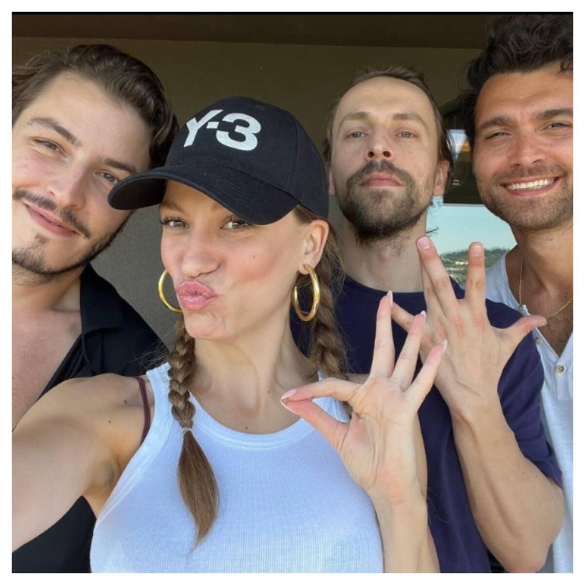 La actriz escoltada por los tres actores protagonistas de la nueva serie de Netflix. De izquierda a derecha: Boran Kuzum, Metin Akdülger y Hakan Kurtas.