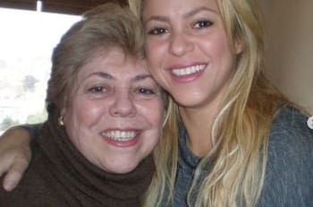 Shakira debe ahora socorrer a su madre que es hospitalizada tras sufrir una trombosis