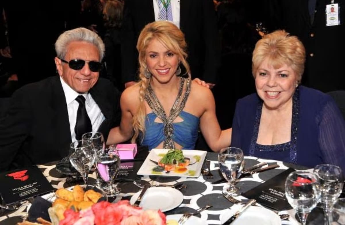 Shakira junto a sus padres