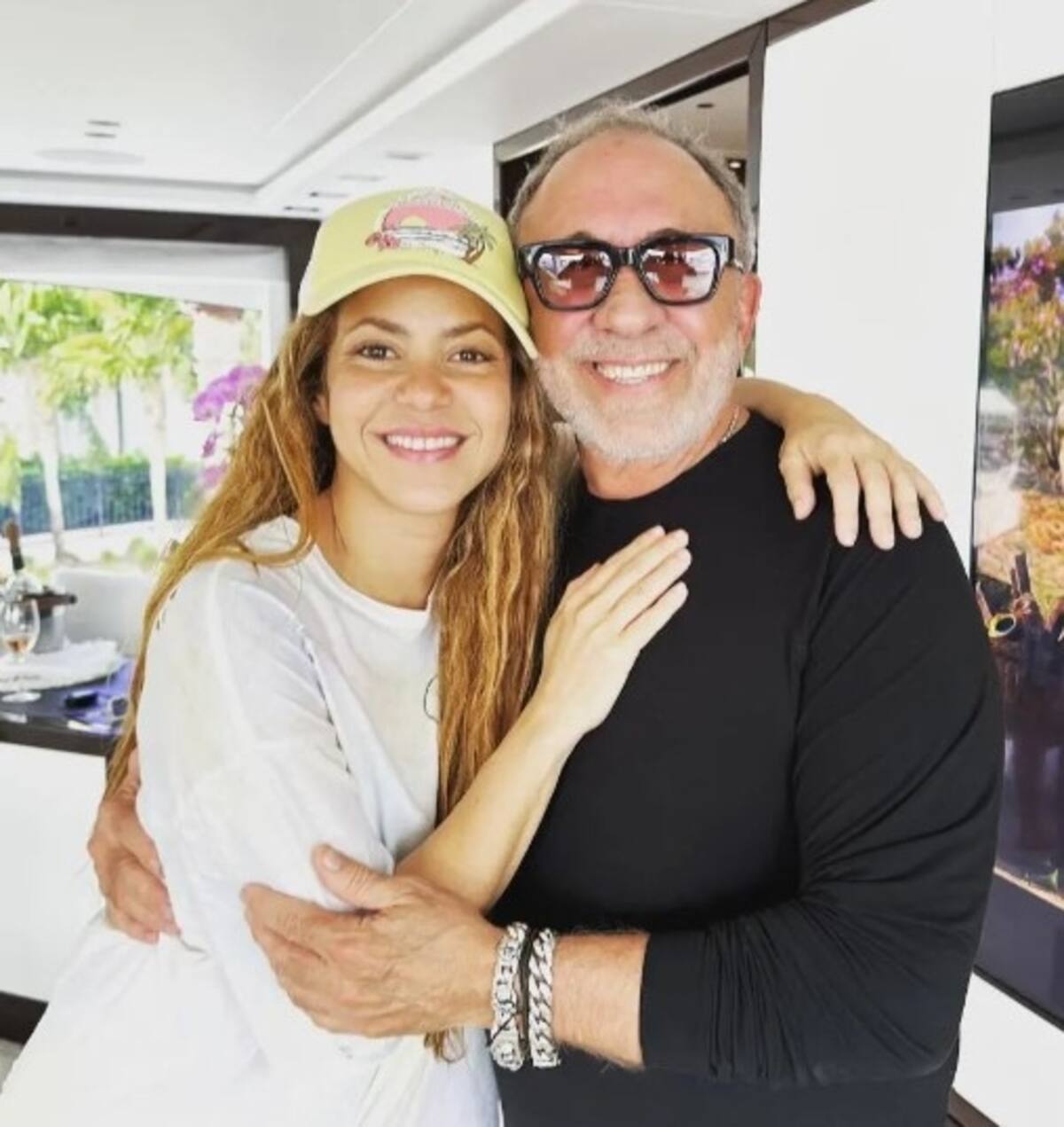 Shakira recibe bendición de los Estefan que le dan la bienvenida a Miami y la tratan como familia La cantante con el productor que la recibió en Miami - Créditos: Instagram