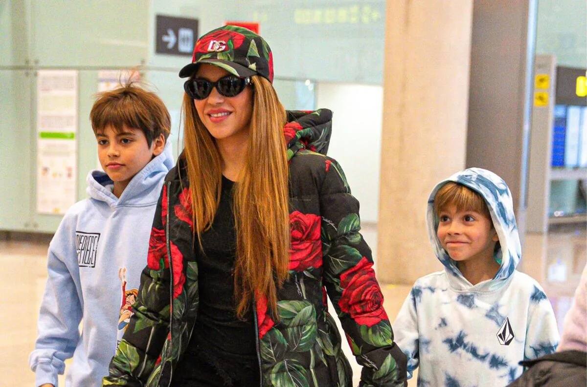 Shakira reaparece en viaje a Nueva York radiante y con sus dos hijos a días de mudarse a Miami