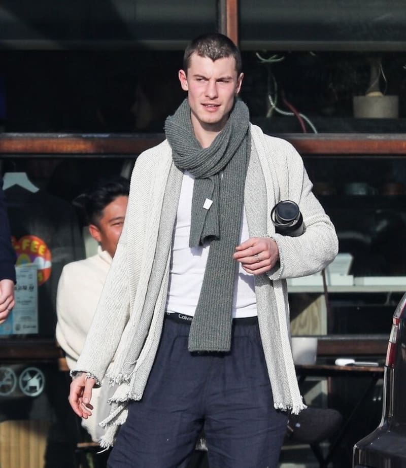 Shawn Mendes se muestra a la prensa completamente rapado. - Créditos: Twitter