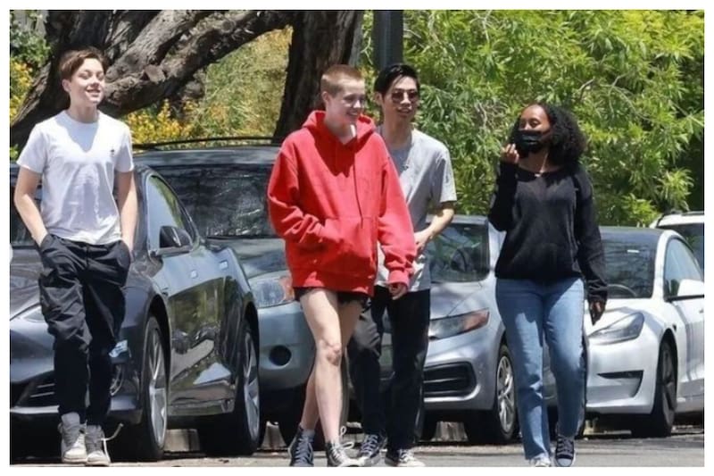 Shiloh al frente, le siguen de izquierda a derecha, Knox, Pax y Zahara. La salida de los hermanos Jolie-Pitt a una cafetería en Los Feliz, el vecindario de LA donde viven.