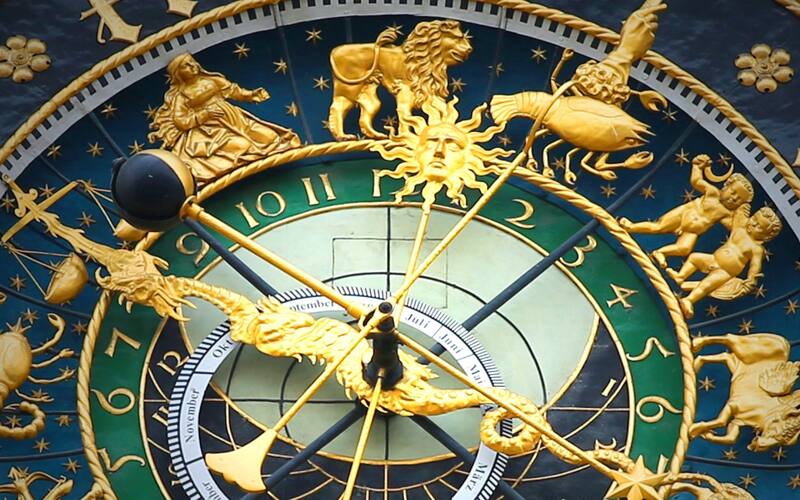 Antiguo reloj astrológico. Símbolos en dorado