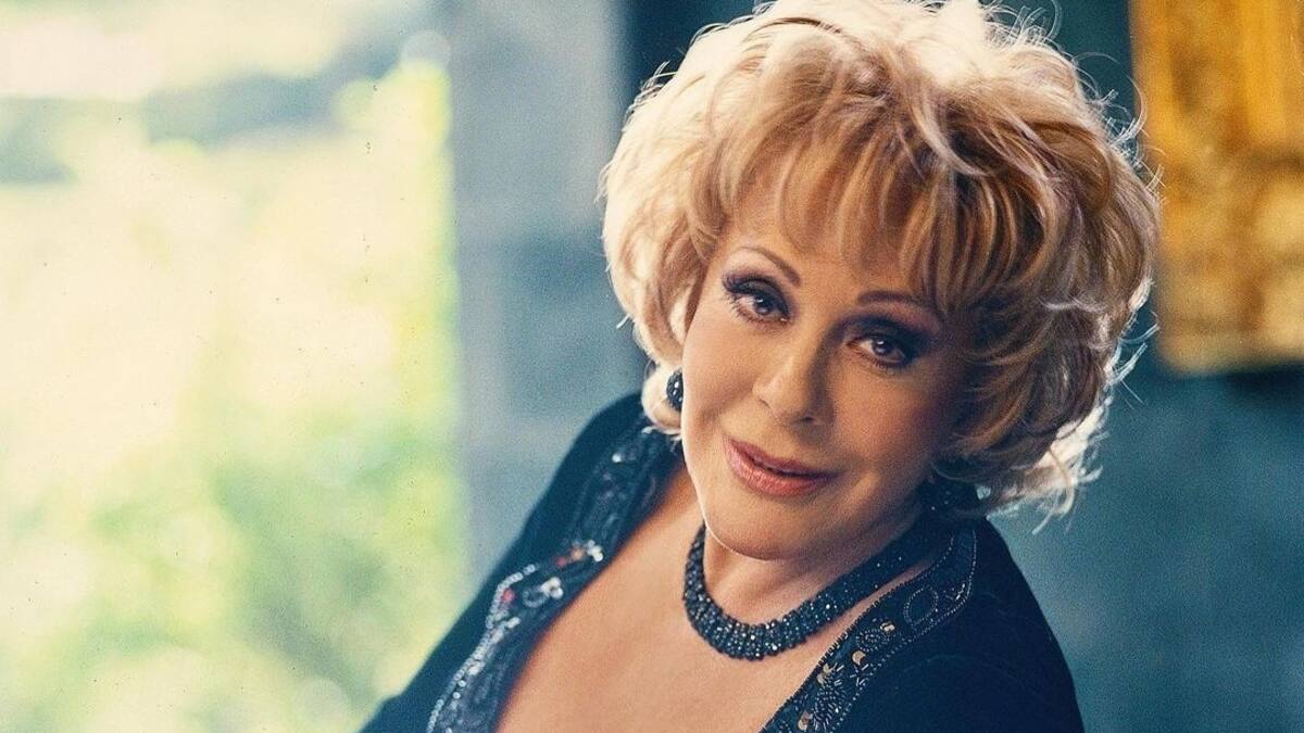 Silvia Pinal le muestra a Alejandra y Enrique Guzmán cómo se debe tratar con Frida Sofía