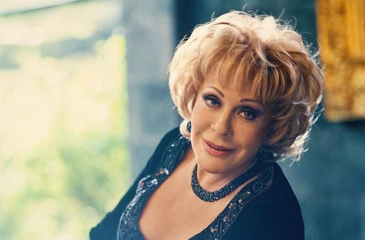 Silvia Pinal le muestra a Alejandra y Enrique Guzmán cómo se debe tratar con Frida Sofía