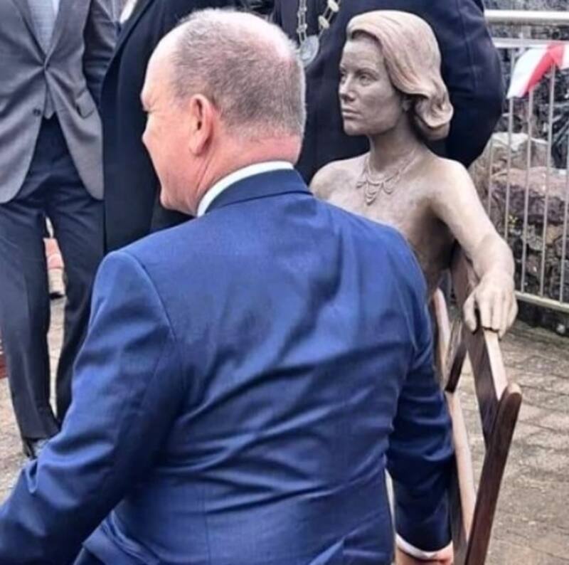 Sin Charlene de Mónaco, el príncipe Alberto viaja a Irlanda a destapar escultura de Princesa Grace Alberto con la escultura de su madre, Grace de Mónaco - Créditos: Instagram