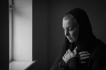 Hospitalizan a Sinéad O'Connor tras el suicidio de su hijo adolescente, Shane