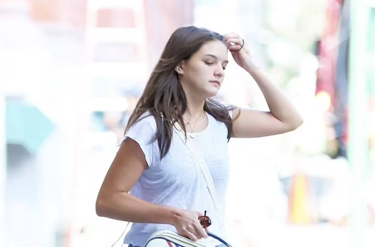 Suri Cruise pone en tendencia los pantalones anchos con un look inspirado en su mamá