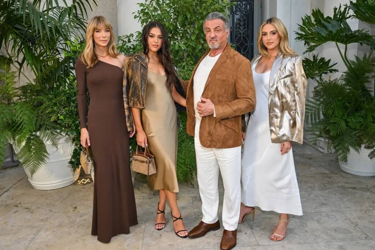 Sylvester Stallone junto a su esposa y sus hijas asisten a un desfile de moda - Créditos: Twitter