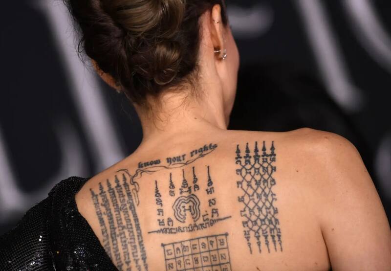 Las especulaciones terminaron. Al fin se supo de qué va el diseño del nuevo tatuaje de los dedos medios de Angelina Jolie.
